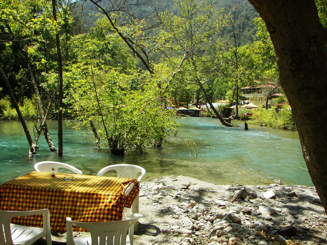Dim canyon, restaurant